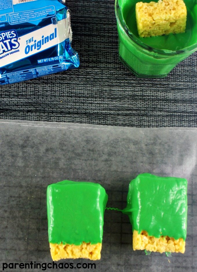My kids would adore this rice krispie treats recipe for Minecraft Creeper Pops!