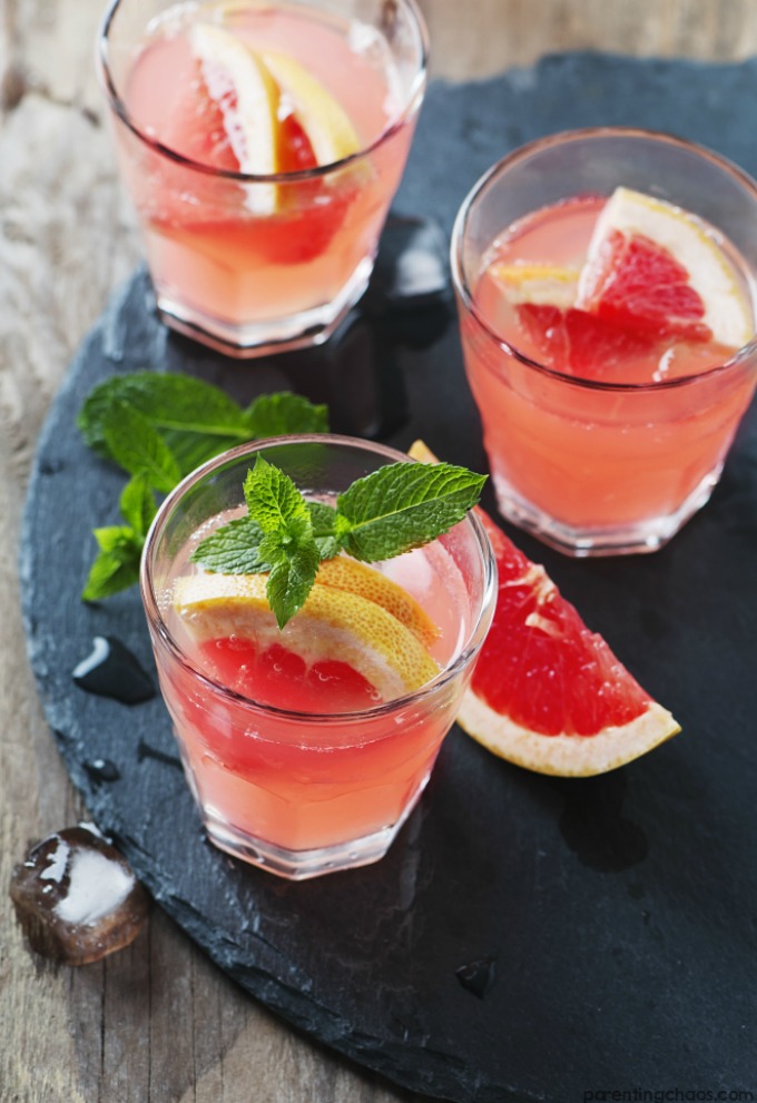 Sweet, sour, and bubbly, this Skinny Grapefruit Mojito is bound to win your heart!