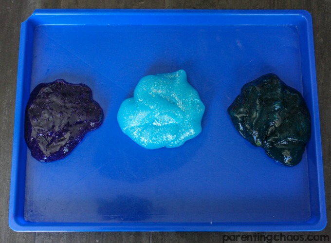 A recipe for super stretchy glitter slime that looks just like the ocean! 