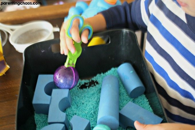 When kids begin to explore color or shape, it can be confusing. Activities like this blue sensory bin are a super fun way to introduce colors to kids!
