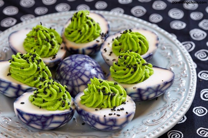 With Halloween sneaking up on us, I’m sure you’ll be attending some parties. The kids are sure going to go nuts over these Halloween deviled eggs.