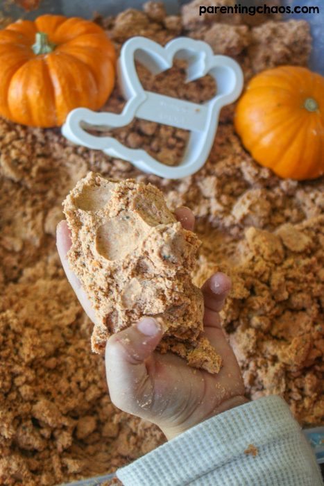 With the season of fall upon us, it’s time for pumpkin everything. If you love like we do, you will love this taste safe pumpkin moon sand for kids.