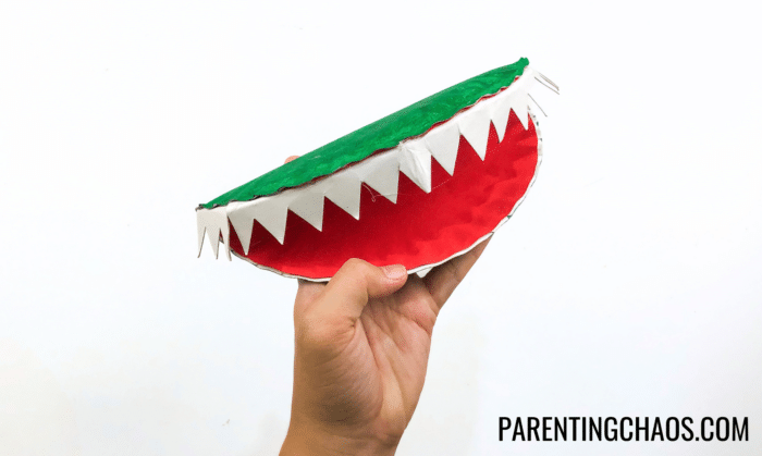 alligator paper plate craft - attach teeth