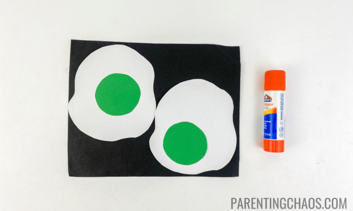 green eggs and ham paper plate craft step 3 assemble the eggs