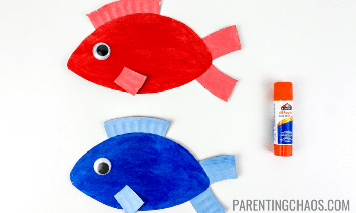 red fish blue fish paper plate craft step 8: glue on the googly eye