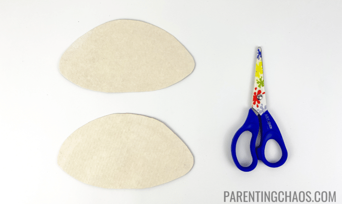 red fish blue fish paper plate craft step 3: cut the paper plate into a spherical shape for the fish body.