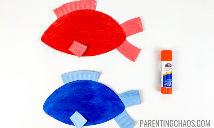 red fish blue fish paper plate craft step 7: glue the fins on the fish.