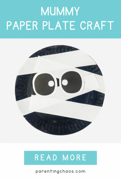 Mummy paper plate craft with big cartoon eyes and white paper strips, on a minimalist blue-and-white background with “Read More” text.